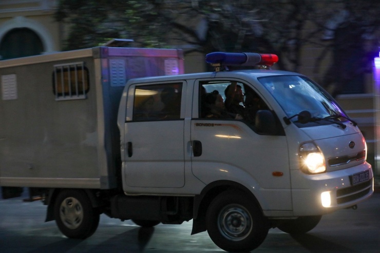 Gần 18h, xe chở các bị cáo rời tòa án và nhanh chóng trở về trại giam.