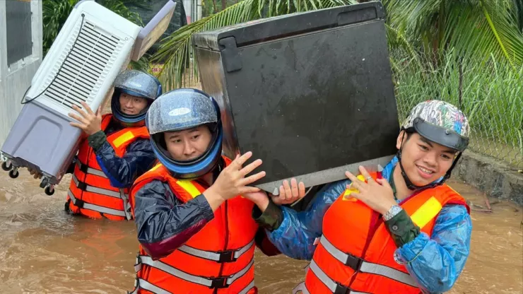 Bộ đội giúp dân di dời tài sản lên vị trí an toàn. Ảnh: B.P