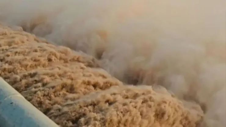 Thủy điện Sông Ba Hạ xả lũ. Ảnh: M.M