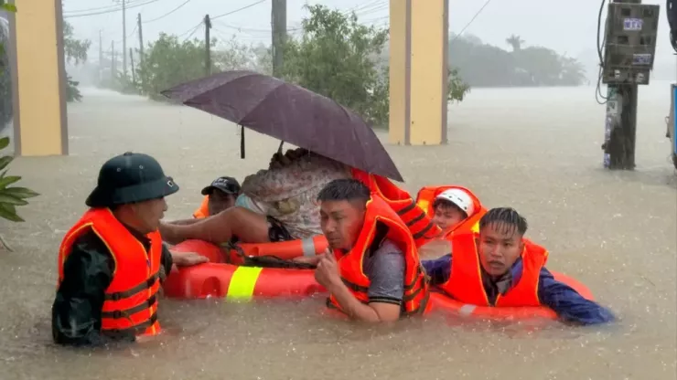 Công an dầm mình trong nước sâu, sơ tán người dân. Ảnh: C.A