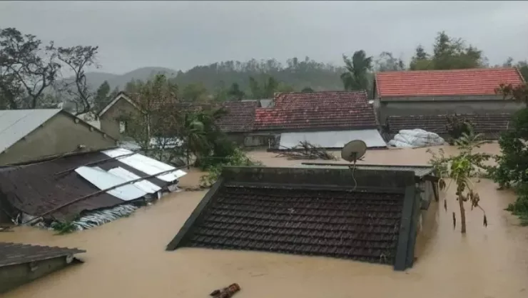 Nhiều căn nhà đã chìm trong biển nước. Ảnh: C.A