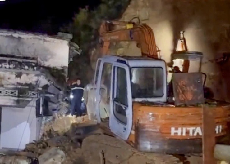 Lực lượng chức năng tiếp cận hiện trường giải cứu cháu bé. Ảnh: NDCC.