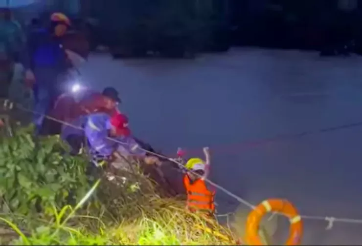 Lực lượng công an giải cứu, giúp 31 công dân vượt sông Ba an toàn. Ảnh: CA.