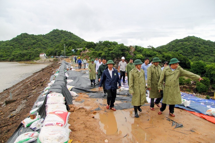 Bí thư Tỉnh ủy Khánh Hòa Nghiêm Xuân Thành dẫn đầu đoàn công tác kiểm tra tình trạng xói mòn, sạt lở thân đập hồ thủy lợi Nước Ngọt. Ảnh: X.N