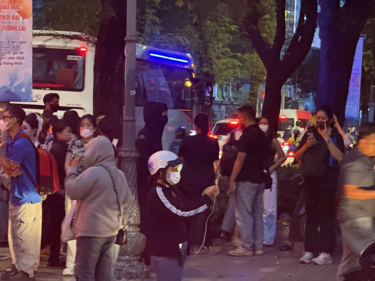 Hình ảnh bất ngờ sau phiên toà xét xử hoa hậu Thùy Tiên - 1