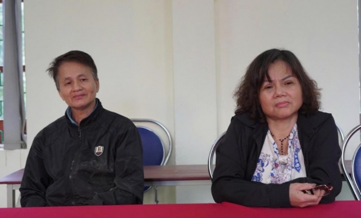 Bà nội Nguyễn Thị Bích Hằng và ông Nguyễn Ngọc Thành tại cơ quan Công an.