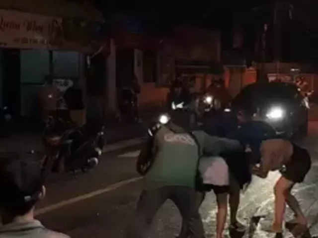 Công an truy tìm nhóm người dừng xe đánh nhau giữa đường ở TPHCM