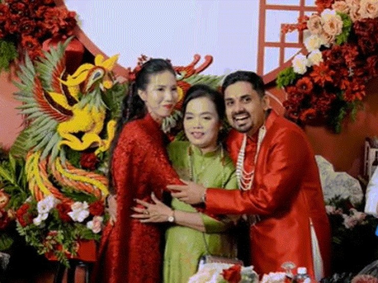 Chú rể Ấn Độ vượt sóng gió, mang trầu cau trong đám cưới gây sốt ở miền Tây