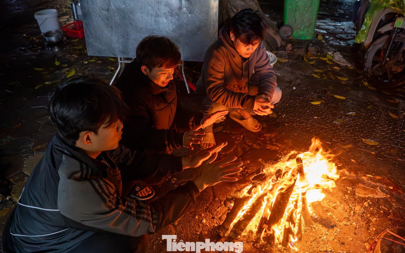 Người Hà Nội đốt lửa sưởi ấm trong đêm lạnh 12 độ C - 15