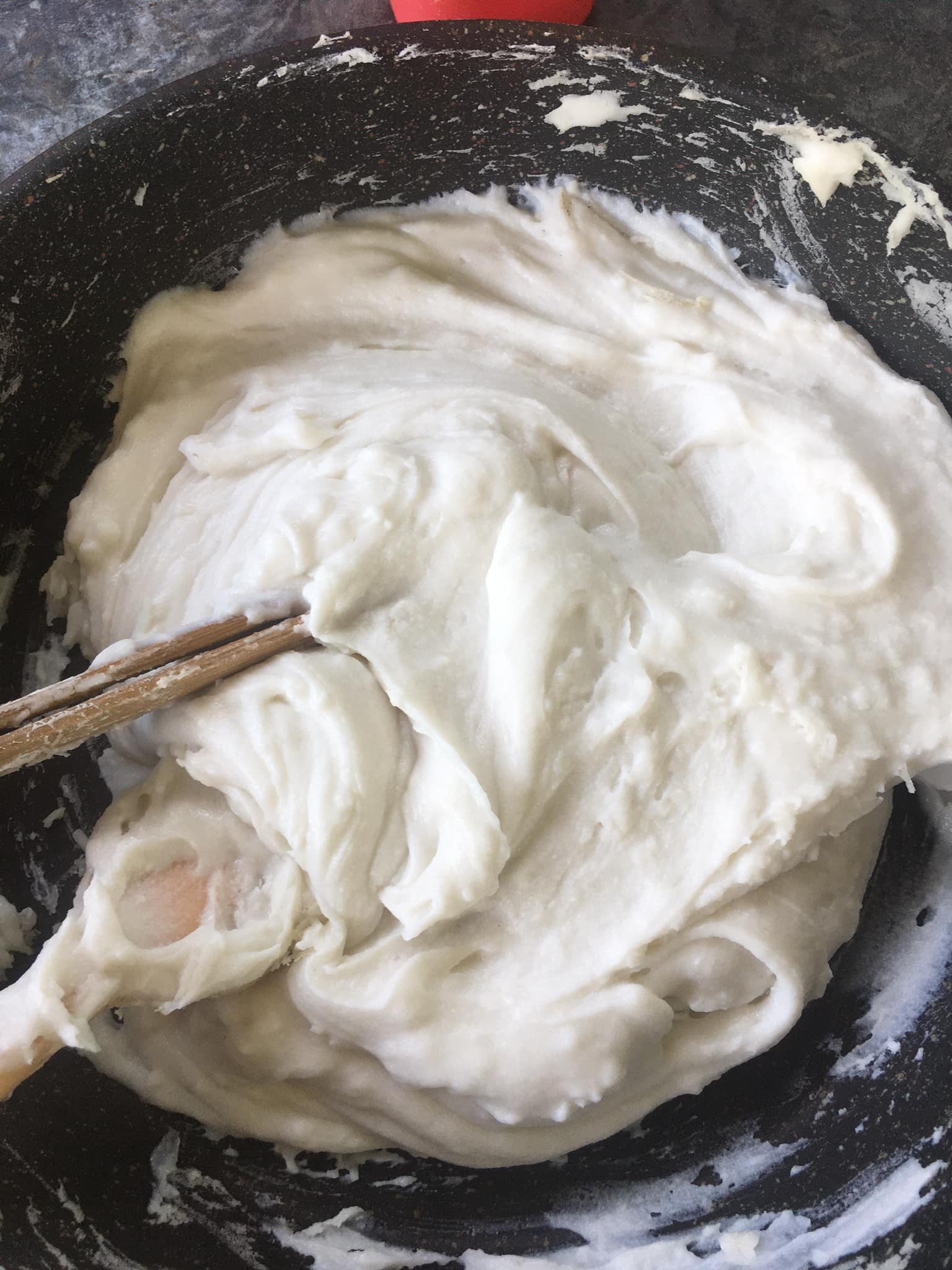 Công đoạn ráo bột rất quan trọng, đòi hỏi người làm phải có kinh nghiệm. Ảnh: Chinh Chinh