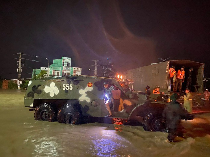 Lực lượng chức năng Gia Lai kịp thời ứng cứu hàng ngàn người dân phường Quy Nhơn Bắc đến nơi an toàn