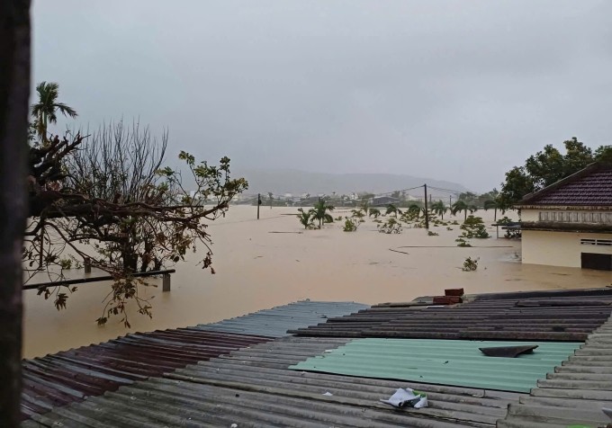 Nước ngập gần tới nóc nhà ở phường Quy Nhơn Bắc. Ảnh: Minh Bằng