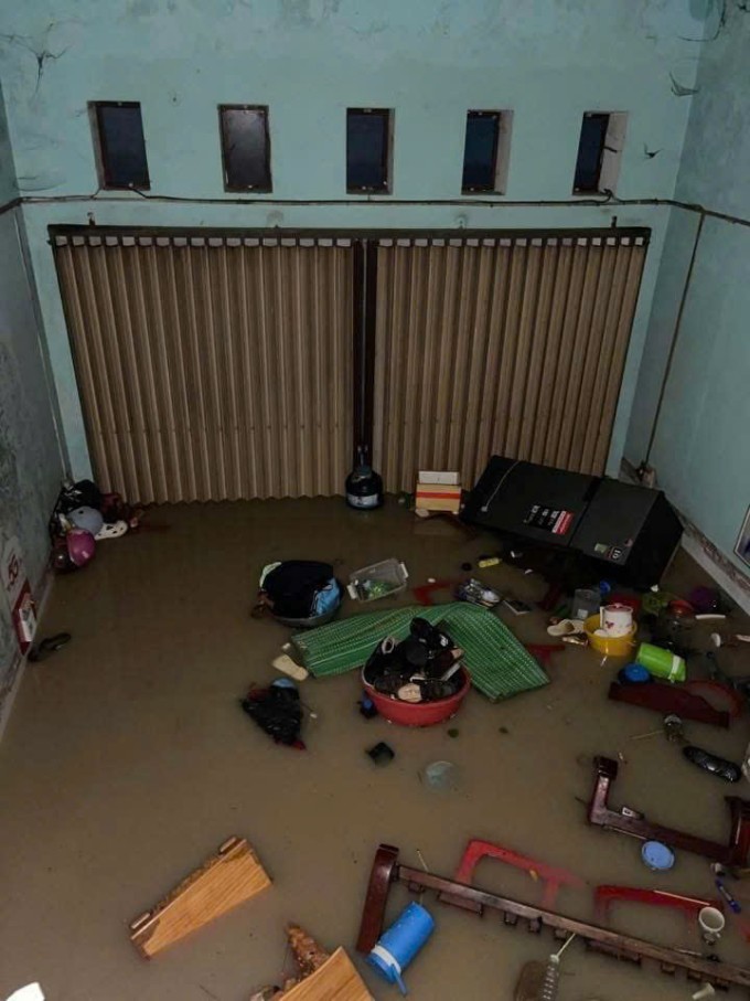 Lũ lên nhanh khiến người dân không kịp trở tay, đồ đạc chìm trong nước. Ảnh: Người dân cung cấp