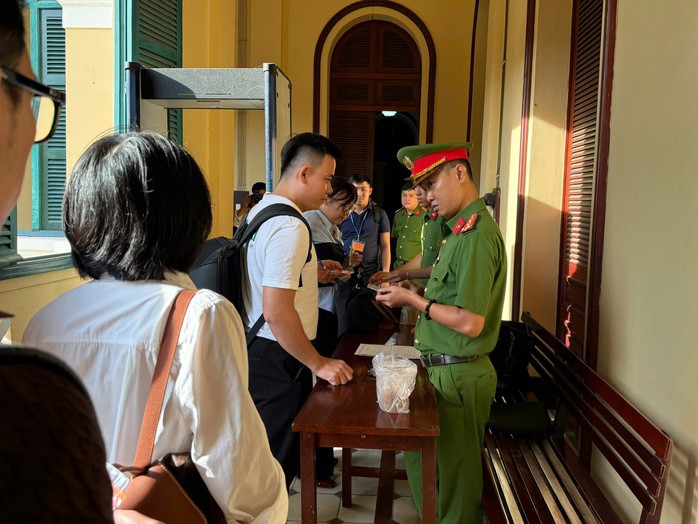 Hình ảnh phiên tòa xét xử bị cáo Nguyễn Thúc Thùy Tiên - 3