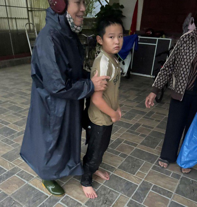 Cháu bé được Thượng úy Hiệp cứu. Ảnh: CAHT.