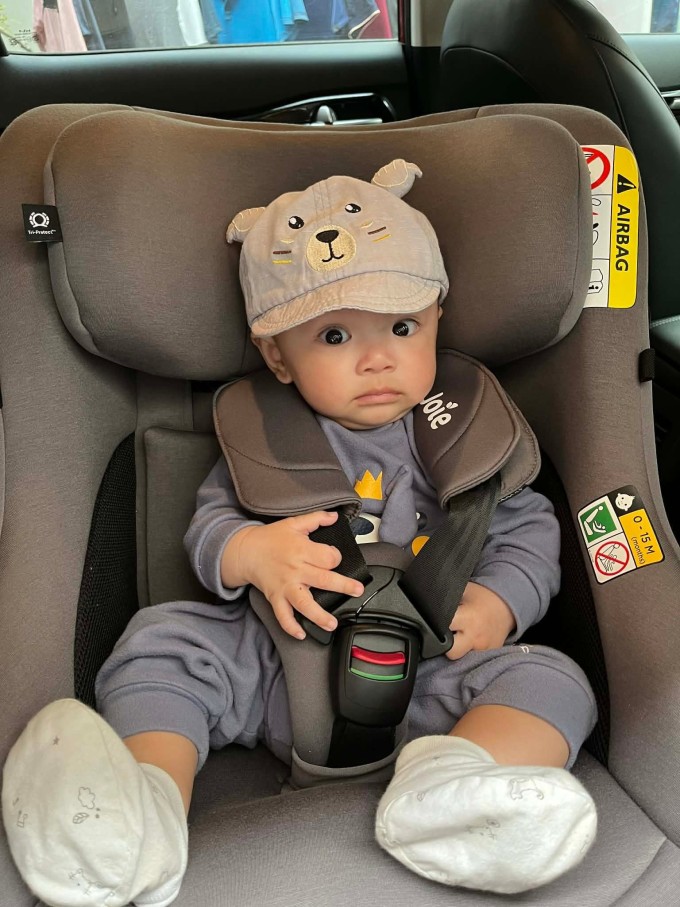 Một gia đình ở Hà Nội mua ghế trẻ em giá 6 triệu đồng để con ngồi trên ôtô. Ảnh: Đỗ Giang