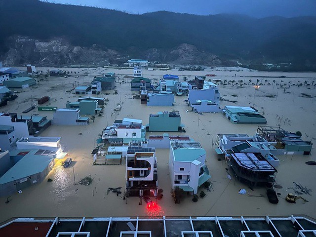 Một khu dân cư ở phường Quy Nhơn Bắc, tỉnh Gia Lai đang bị ngập lụt nặng