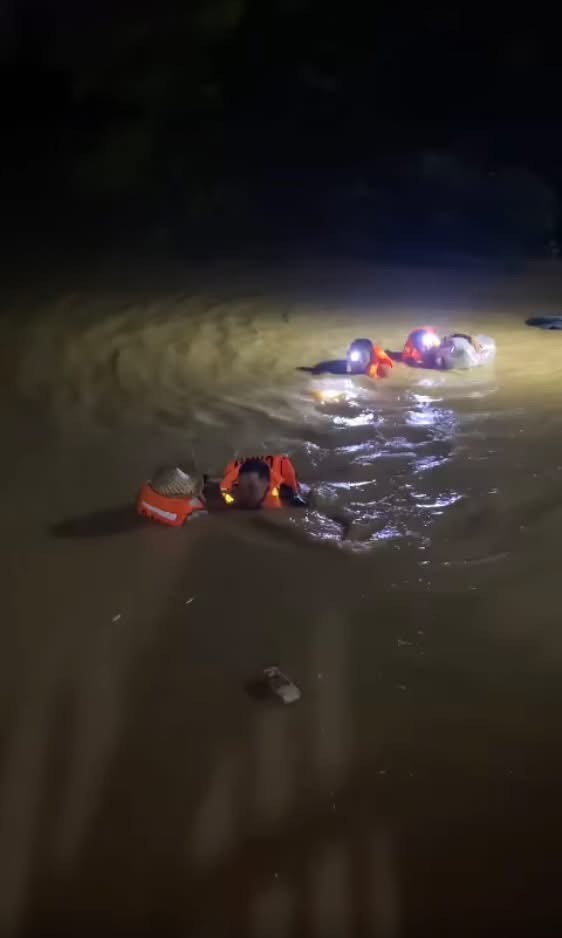 Cận cảnh mưa lũ lịch sử, hàng ngàn nhà dân Gia Lai chìm trong biển nước - 4