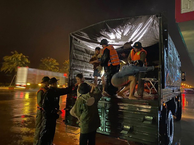 Cận cảnh mưa lũ lịch sử, hàng ngàn nhà dân Gia Lai chìm trong biển nước - 6