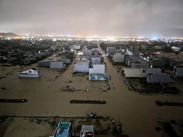 Cận cảnh mưa lũ lịch sử, hàng ngàn nhà dân Gia Lai chìm trong biển nước - 11