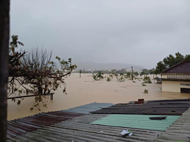 Cận cảnh mưa lũ lịch sử, hàng ngàn nhà dân Gia Lai chìm trong biển nước - 15