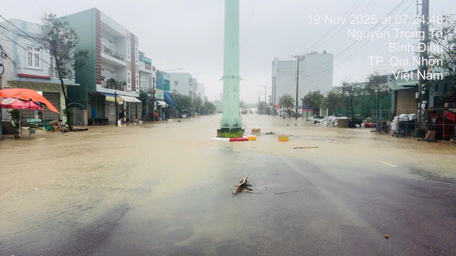 Cận cảnh mưa lũ lịch sử, hàng ngàn nhà dân Gia Lai chìm trong biển nước - 17