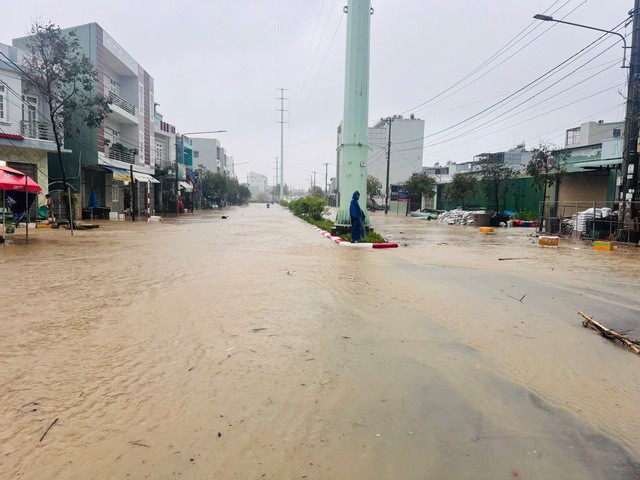 Cận cảnh mưa lũ lịch sử, hàng ngàn nhà dân Gia Lai chìm trong biển nước - 18
