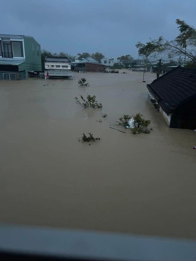 Cận cảnh mưa lũ lịch sử, hàng ngàn nhà dân Gia Lai chìm trong biển nước - 24