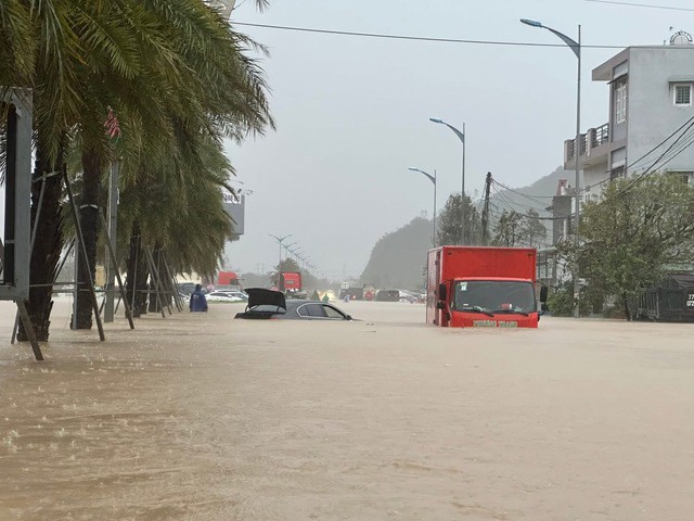 Cận cảnh mưa lũ lịch sử, hàng ngàn nhà dân Gia Lai chìm trong biển nước - 28