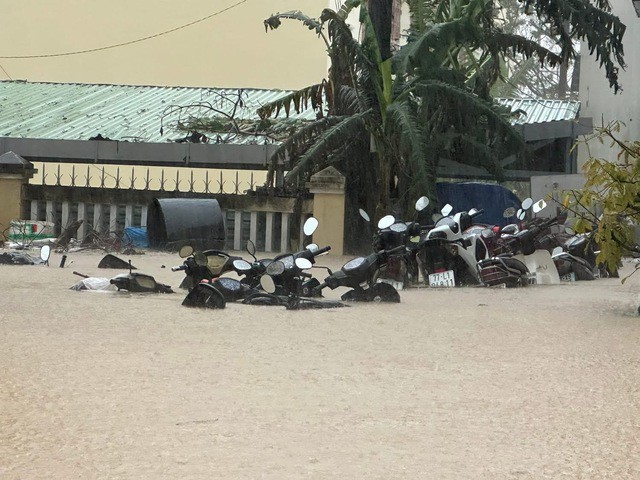 Cận cảnh mưa lũ lịch sử, hàng ngàn nhà dân Gia Lai chìm trong biển nước - 29