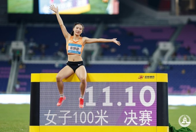 Chen Yujie chụp ảnh với bảng điện tử hiện thành tích 11 giây 10 tại Đại hội Thể thao Toàn quốc diễn ra ở Quảng Châu, Trung Quốc ngày 17/11. Ảnh: Xinhua