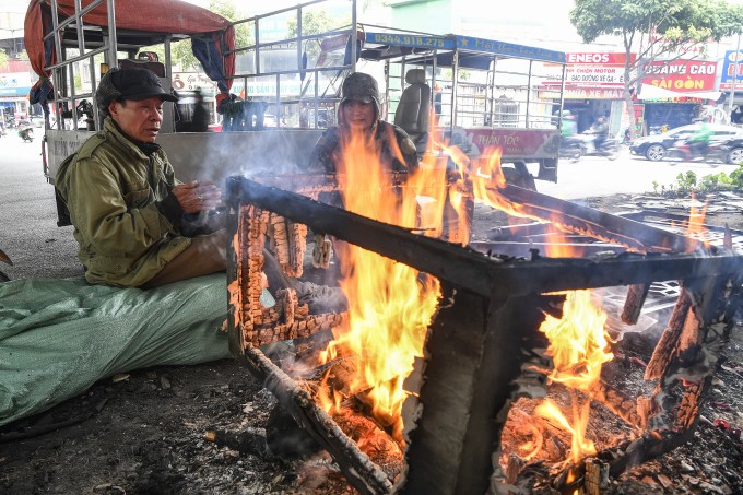 Người Hà Nội đốt lửa sưởi ấm trong giá rét năm 2024. Ảnh: Giang Huy