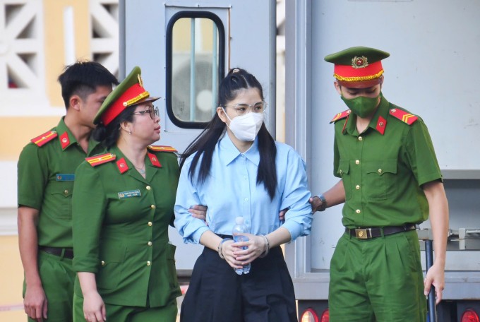 Hằng Du Mục bị đưa đến tòa. Ảnh:&nbsp;Quỳnh Trần