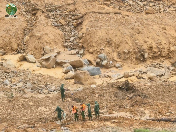 Bộ Chỉ huy Quân sự TP Đà Nẵng triển khai lực lượng tìm kiếm sáng 19-11 (Ảnh: xã Hùng Sơn)