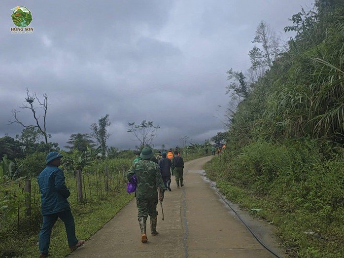 Quả núi sạt lở phát ra tiếng nổ lớn, đất đá tràn xuống, buộc lực lượng tìm kiếm phải khẩn trương rút lui để đảm bảo an toàn (Ảnh: xã Hùng Sơn)