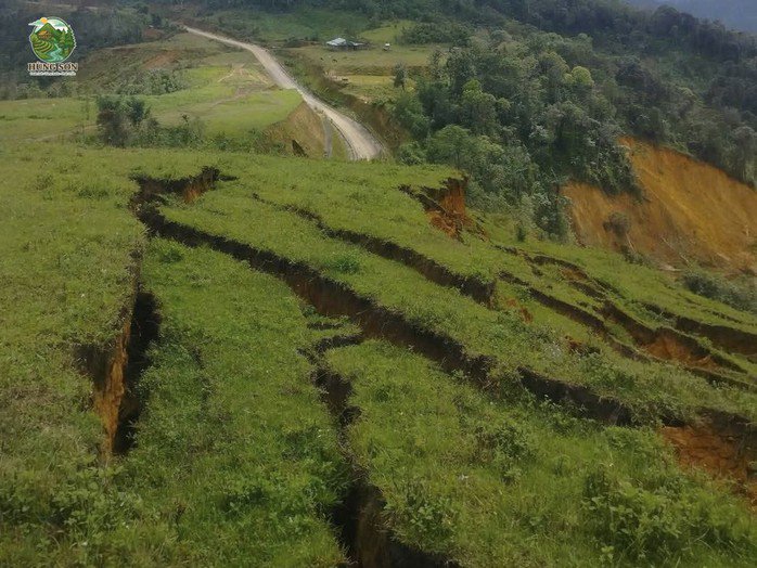 Khu vực sạt lở ở thôn Pứt xuất hiện nhiều vết nứt nguy hiểm (Ảnh: xã Hùng Sơn)