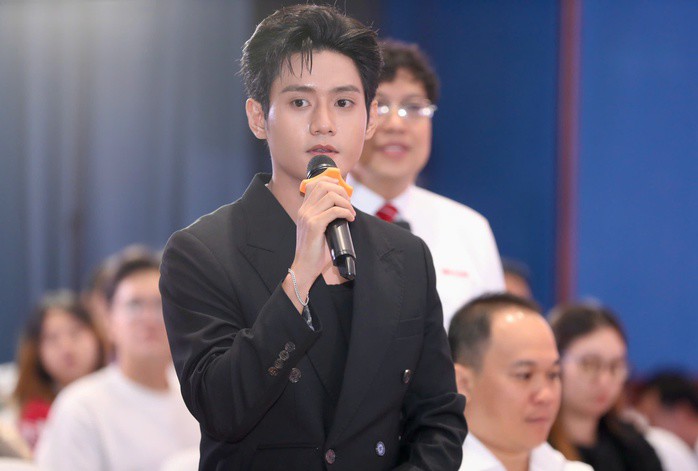 Diễn viên Đình Khang tại tọa đàm do Báo Người Lao Động tổ chức sáng 19-11