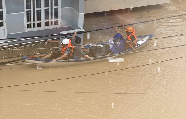 Lực lượng chức năng ứng cứu người dân