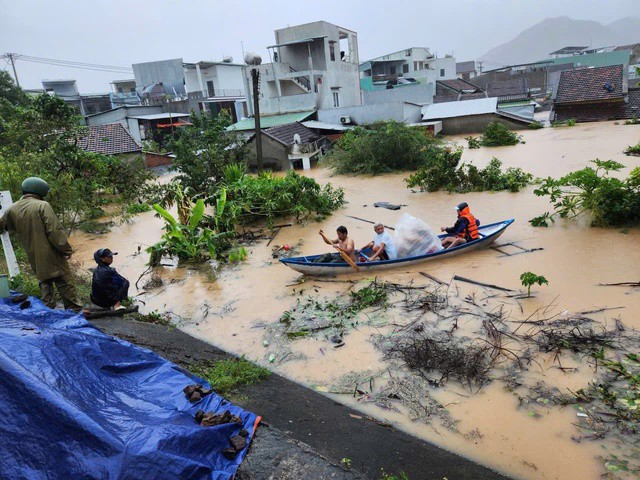 Đưa những người mắc kẹt lên khu vực cao hơn