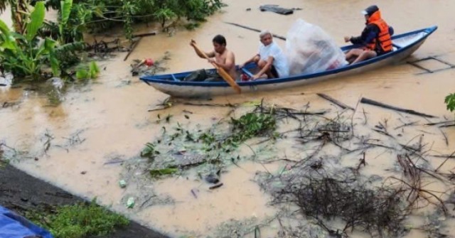 Nhiều người dân kêu cứu, lực lượng chức năng că...