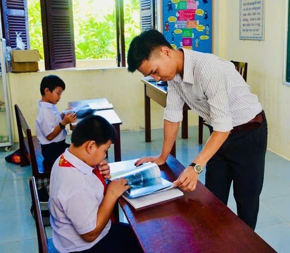 Nhà giáo Nguyễn Ngọc Hạ dạy học tại huyện đảo Trường Sa giai đoạn 2013-2018. Ảnh: NVCC