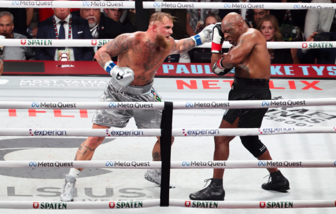 Jake Paul (trái) ra đòn trong trận gặp Mike Tyson tại Arlington, Texas ngày 15/11/2024. Ảnh: AP