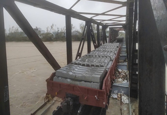 Hai toa tàu chở tà vẹt án ngữ trên cầu Luật Lễ 1. Ảnh: VNR