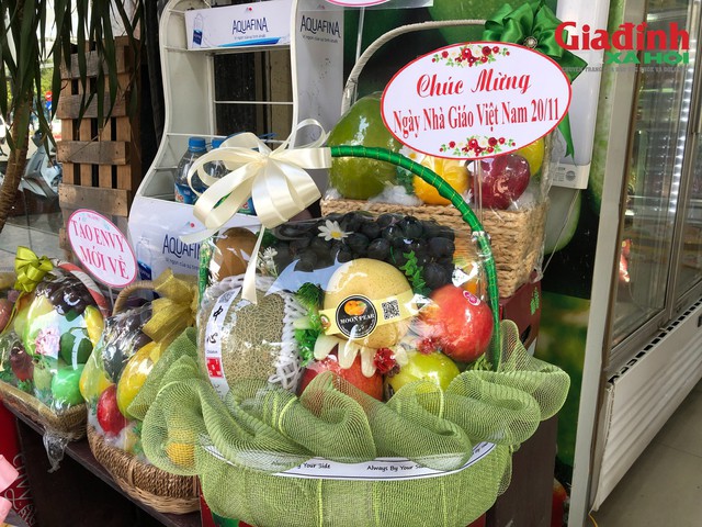 Theo các tiểu thương, năm nay, các mẫu giỏ quà xinh được khác hàng ưa chuộng. Ảnh: Khánh Dương