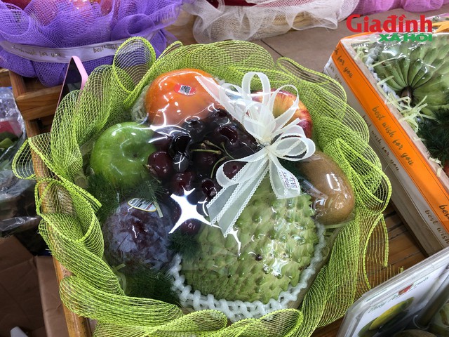 Theo tiểu thương, giá bán mỗi loại phụ thuộc vào giá bán từng loại trái cây, nguyên vật liệu tạo nên giỏ…Ảnh: Khánh Dương