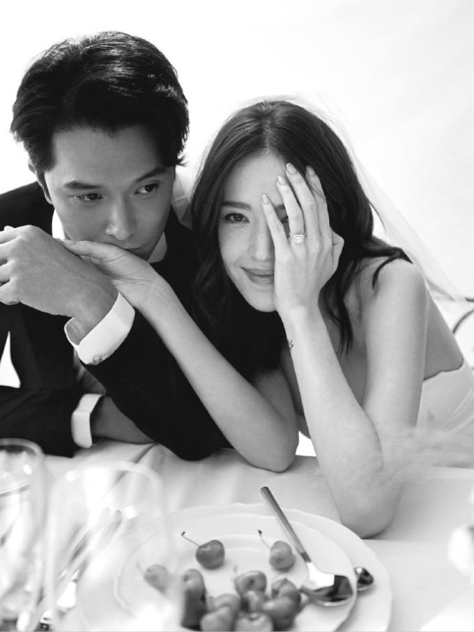 Ảnh cưới phong cách đen trắng của Khưu Trạch, Hứa Vỹ Ninh. Ảnh: Weibo