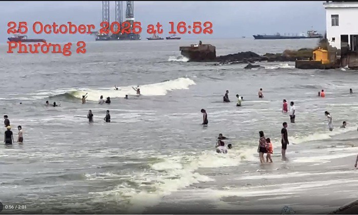 Nước biển Vũng Tàu có màu lạ. Ảnh cắt từ clip người dân quay vào chiều 25-10