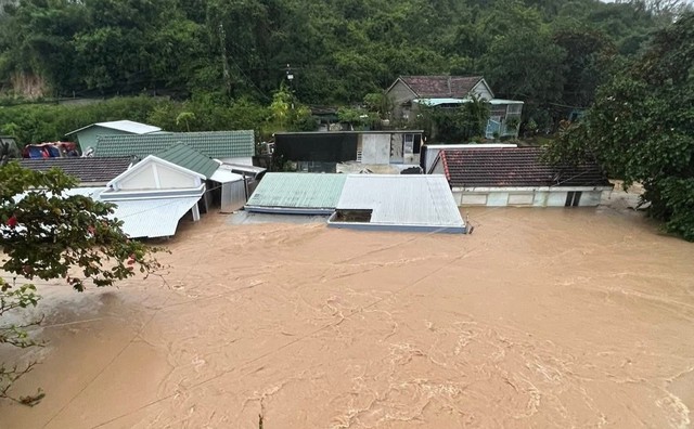 Cận cảnh lũ dữ nhấn chìm nhà cửa, người dân leo lên mái nhà kêu cứu - 2