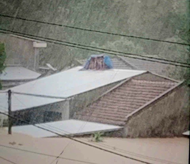 Người dân trèo lên mái nhà chờ lực lượng chức năng ứng cứu