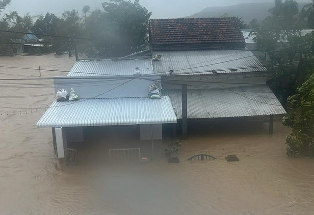 Hàng ngàn ngôi nhà chìm trong biển nước